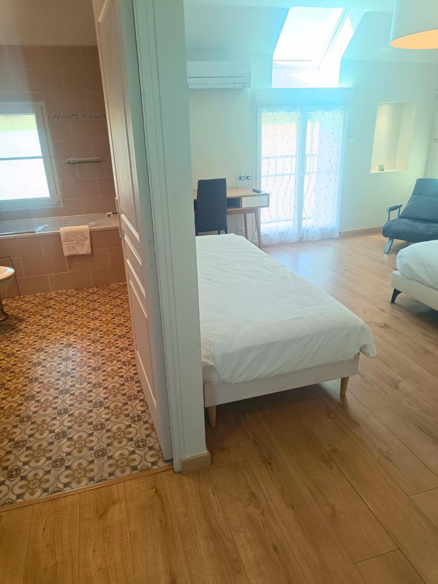 Chambre D'Hotes Le Domaine Des Hirondelles Champcenest Phòng bức ảnh